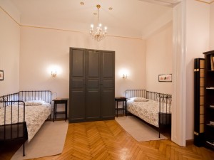 Schlafzimmer mit 2 Einzelbetten und einmaliger Beleuchtung