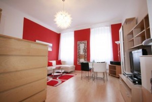 großes Wohnzimmer in roter Farbe