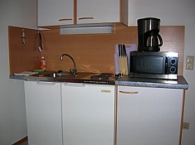Küchenzeile mit Mikrowelle
