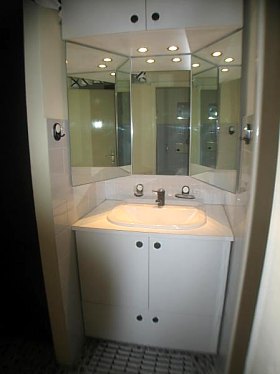 Bad: mit Waschbecken,geräumigen Spiegelschrank,WC extra