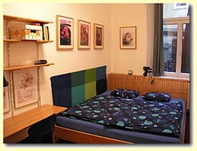 Doppelbett und 4 Bilder an der Wand