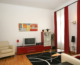 Wohnzimmer mit Kabel-TV, DVD Player und Stereoanlage.