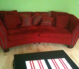 rotes Sofa auch als Doppelbett nutzbar