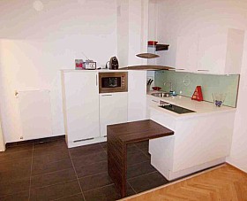 Küche mit Backofen und Spüle Küche mit Backofen und Spüle