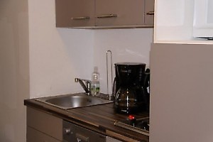 Küche mit Kaffeemaschine und Kühlschrank