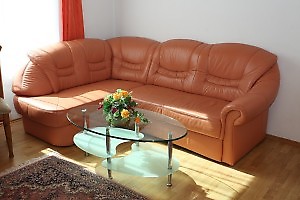ein grandioses Sofa mit heller Farbgebung
