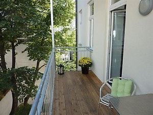 ein schöner großer Balkon mit gelben Blumen