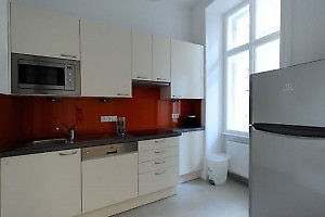 Küche in Kombination rot und cremefarbend