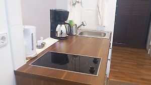 Küche mit 2 Herdplatten, Wasserkocher und Kafemaschine